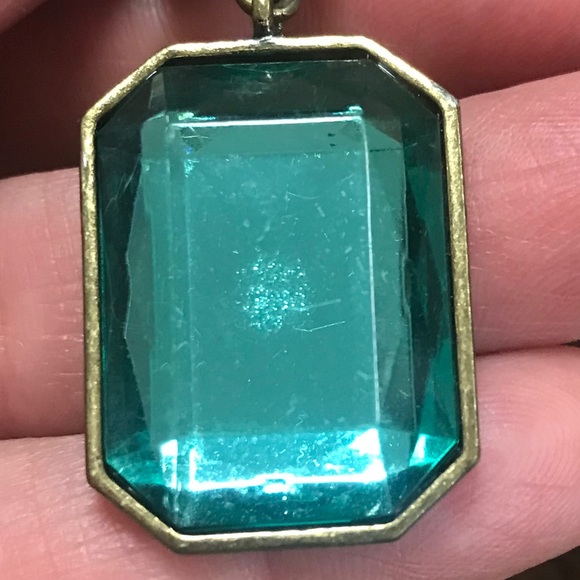 NWOT Avon Antique gold green leverback earrings. - Picture 5 of 5